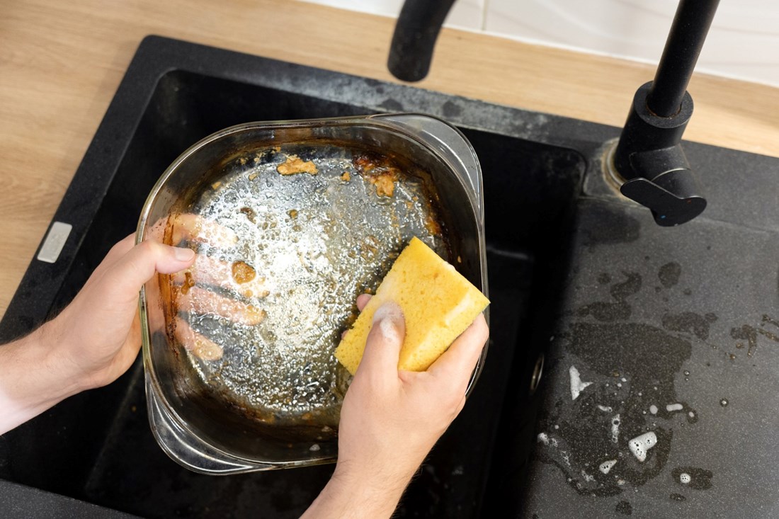 Mrzite čistiti prljavo vatrostalno posuđe? Uz ovaj trik to ide kao od šale