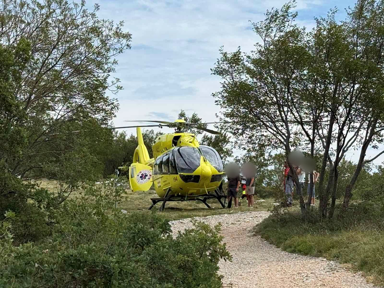 Pali s quada u šumi iznad Grižana, spašavao ih HGSS