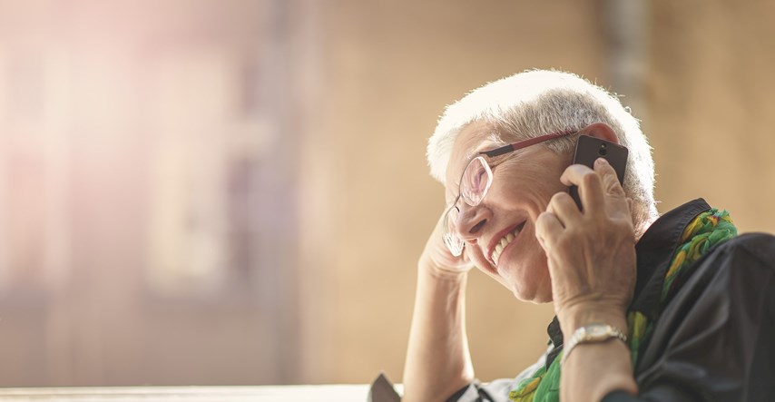 Studija: Razgovori telefonom mogu smanjiti usamljenost i depresiju kod starijih ljudi