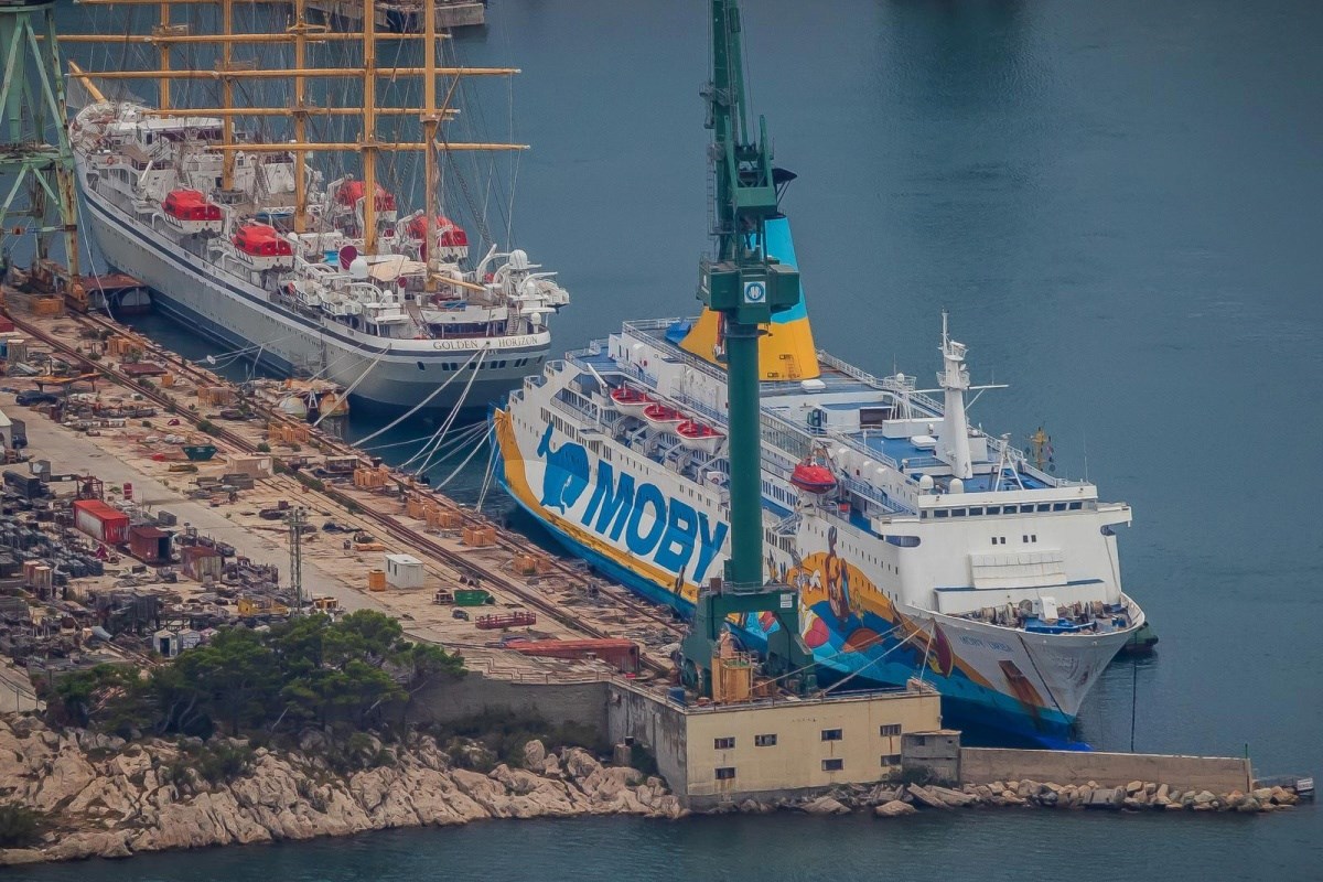 FOTO Brod pun azbesta napušta Split