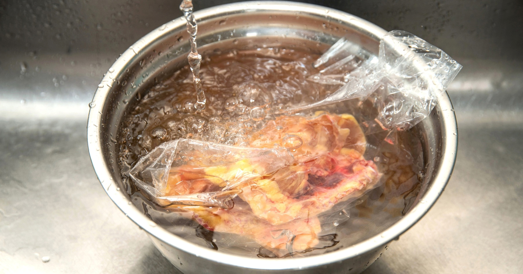 Niste izvadili piletinu iz zamrzivača? Kako je sigurno odmrznuti u par minuta