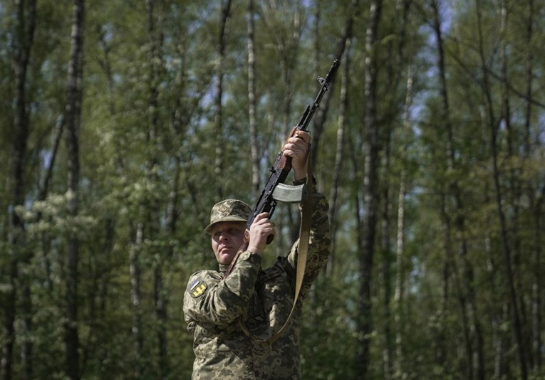 Njemački političar želi da Ukrajinci u dobi za vojsku rade ili se vrate kući