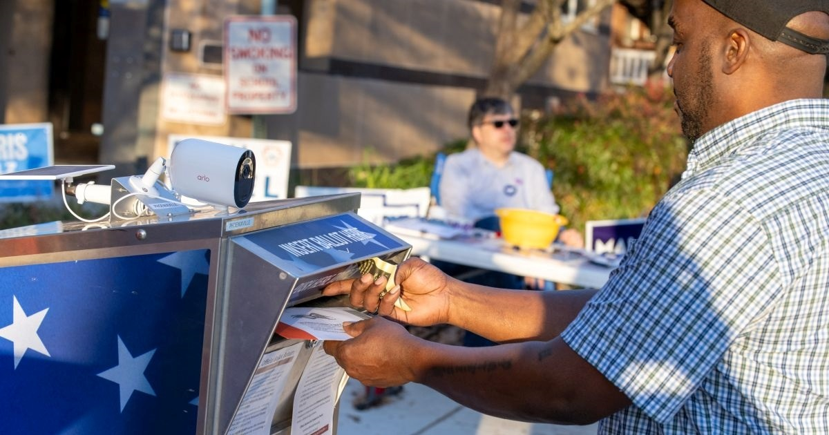 Trump laže da je SAD jedina zemlja u kojoj se glasa poštom