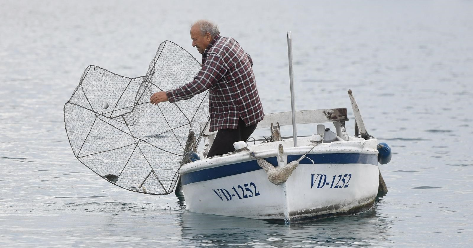 Fotka dana: Ribar iz Tribunja rano jutros vadio vrše da provjeri što je ulovio