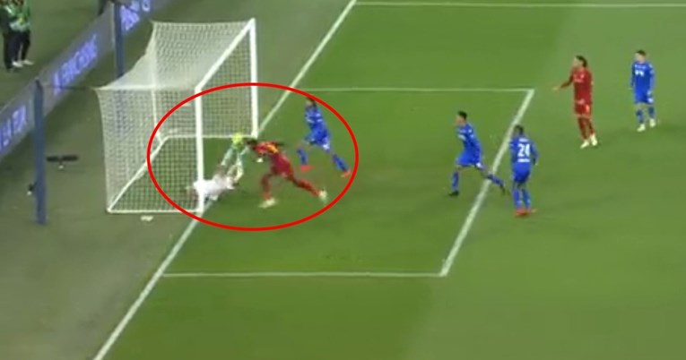 VIDEO Talijanski golman šokirao protivnike trostrukom obranom. Snimka je hit