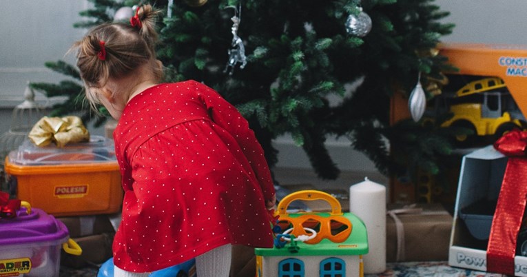 Mama kupila hrpu božićnih darova za 18-mjesečnu kćer. Ljudi misle da je pretjerala