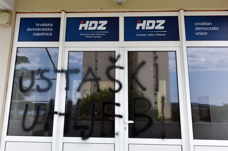 VIDEO Na ulazu u prostorije HDZ-a u Šibeniku išarano "ustaški uhljebi"