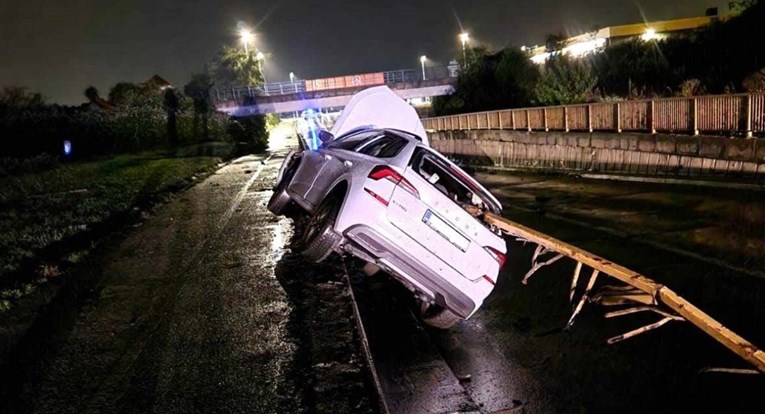 U Čakovcu poginuo vozač. Sletio je s ceste, dio metalne ograde prošao kroz auto