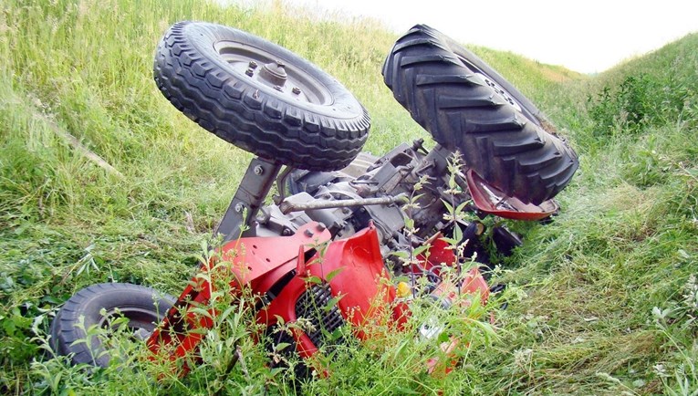 Pijani traktorist (33) sletio u kanal kod Slavonskog Broda. Teško je ozlijeđen
