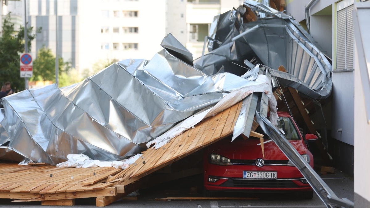 VIDEO I FOTO Krov sa zgrade pao na automobile u Zagrebu
