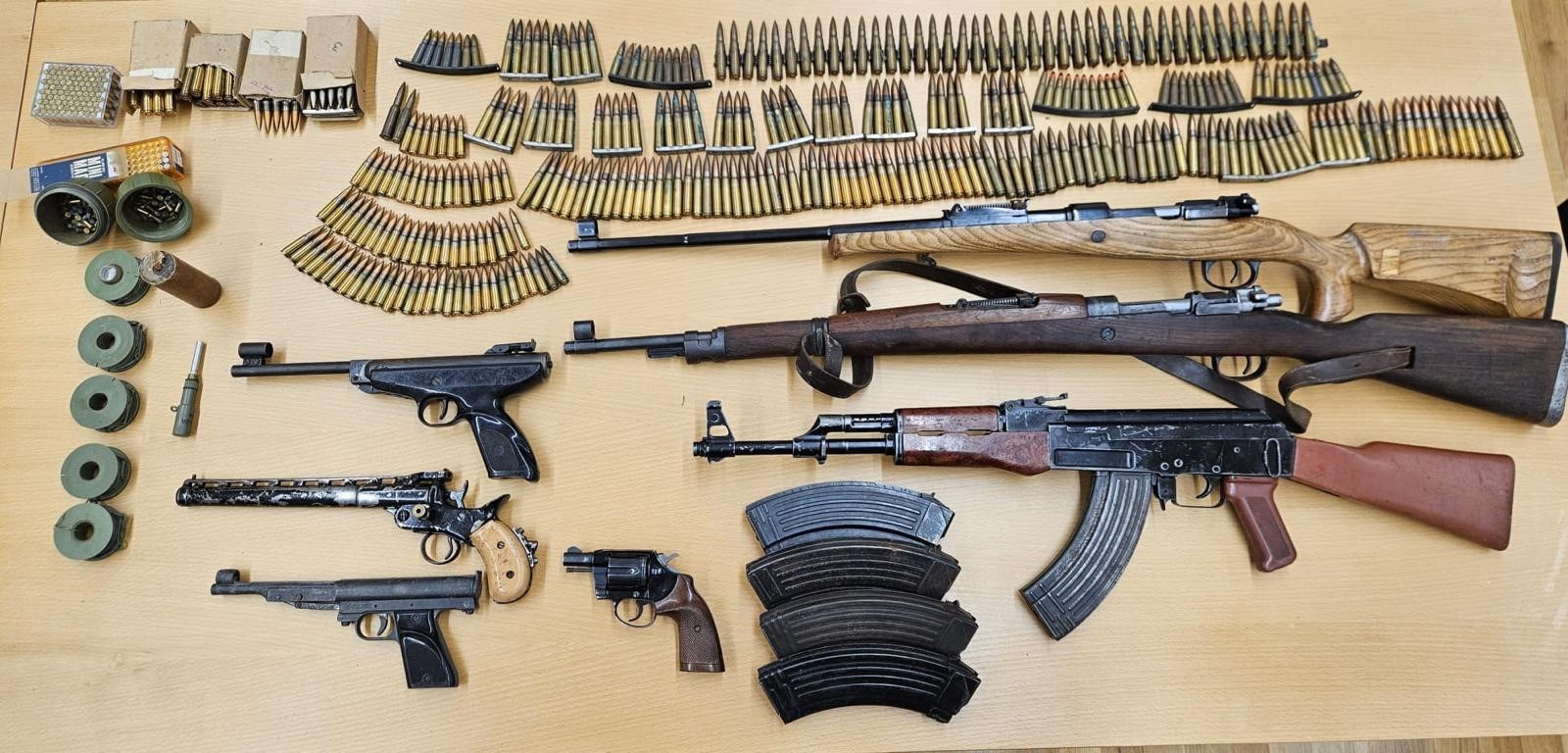 Muškarac kod Imotskog u kući imao tri puške, pištolje, eksploziv, stotine metaka