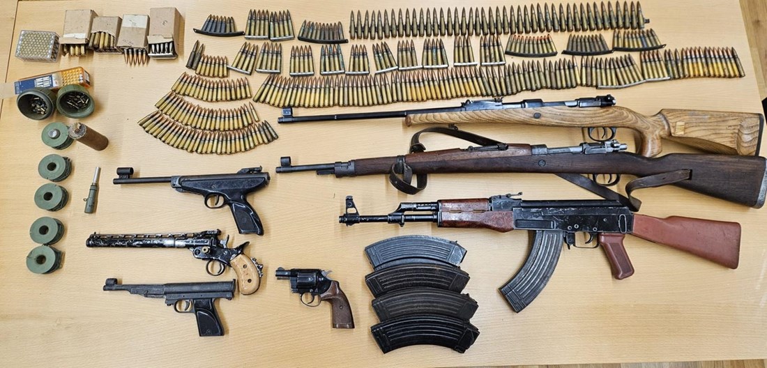 Muškarac kod Imotskog u kući imao tri puške, pištolje, eksploziv, stotine metaka