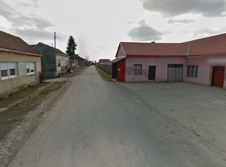 Pijan izazvao prometnu pa pobjegao. Drugi vozač krenuo za njim i sletio s ceste