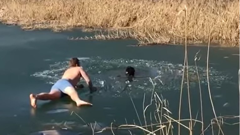 Pogledajte kako mladić spašava psa iz zaleđenog jezera