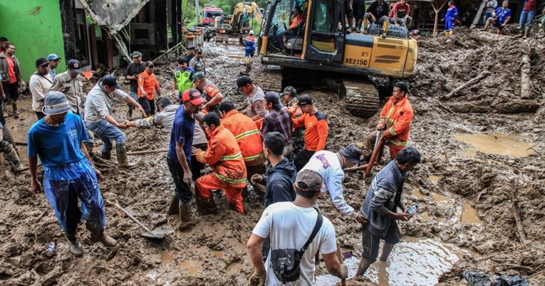 Olujne kiše uzrokovale poplave i odrone u Indoneziji, najmanje 27 mrtvih