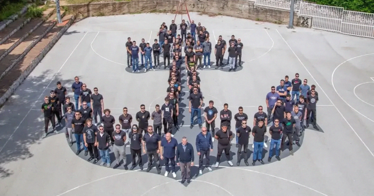 Maturanti u Dubrovniku pozirali u obliku sidra na školskom igralištu