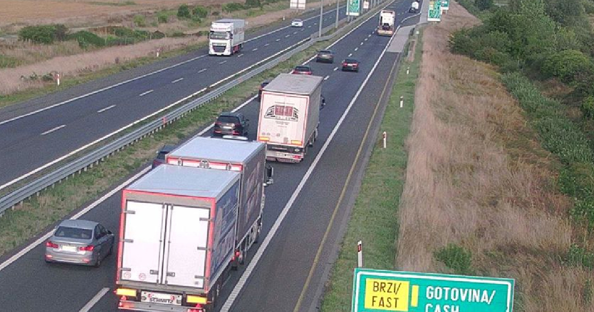 Mokri i skliski kolnici u dijelu Hrvatske, gužve na autocestama