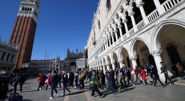Papa Franjo u Veneciji upozorio na opasnost od masovnog turizma