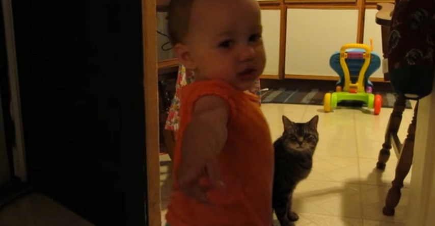 Beba svakog dana razgovara s obiteljskom macom i to je nešto najslađe ikad