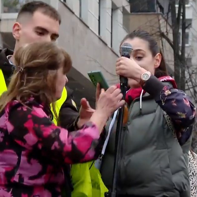 VIDEO Studentica držala govor u Beogradu, žena joj pokušala istrgnuti mikrofon