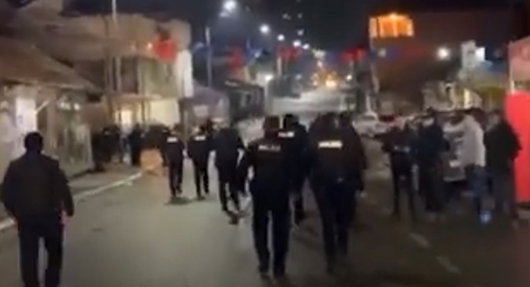 Stotine policajaca upale u grad na Kosovu, Srbija razmišlja o slanju vojske