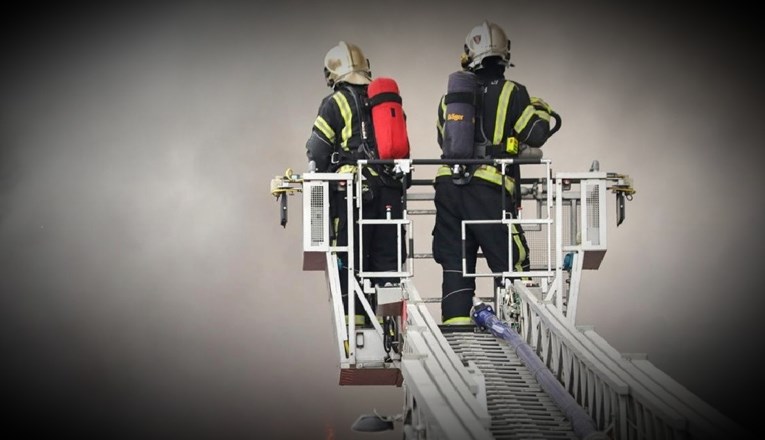U Zagrebu se urušio strop, vatrogasci spasili četvero ljudi