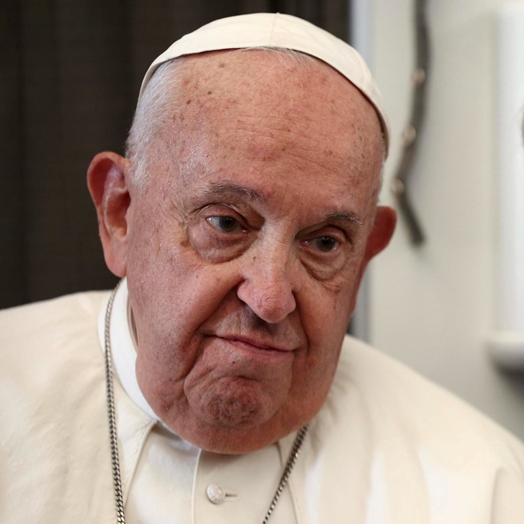 Papa se iz bolnice obratio vjernicima: "I ja molim za vas, ali najviše za mir"