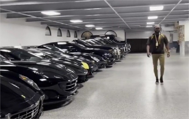 Mayweather se ponovo hvalio kolekcijom automobila. "Koji da odaberem?"