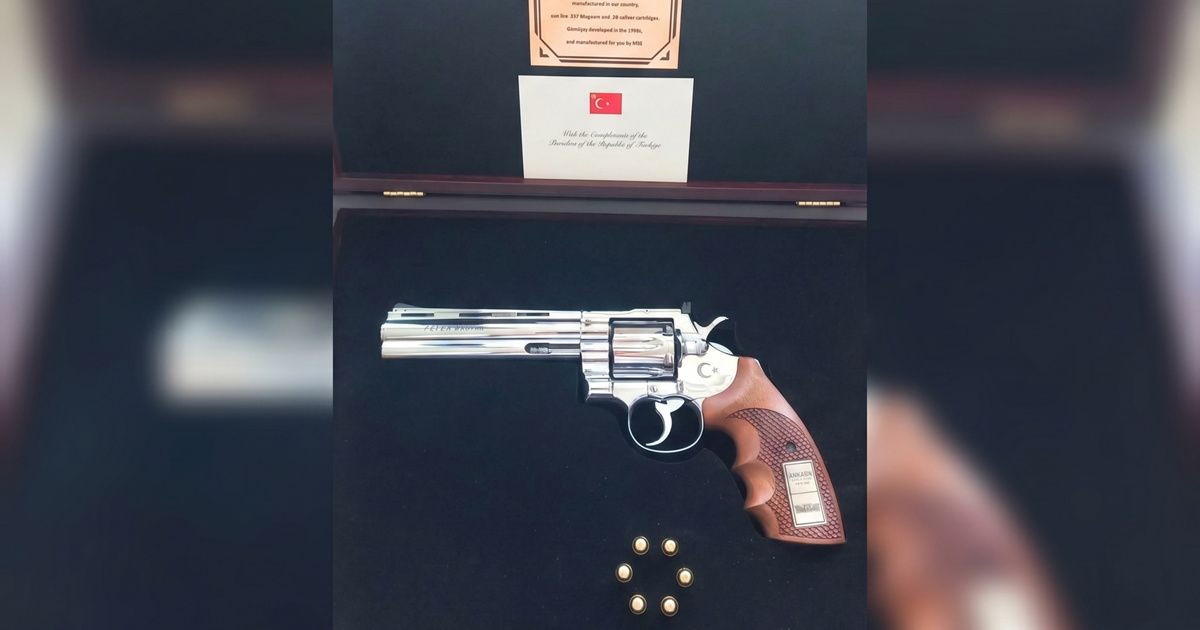 Erdoğan darovao revolver i Milanoviću. Pantovčak: Odmah je predan voditelju osiguranja