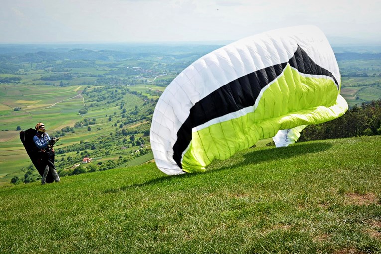 Paraglajder (73) se kod Kalnika zabio u kamion. Teško je ozlijeđen