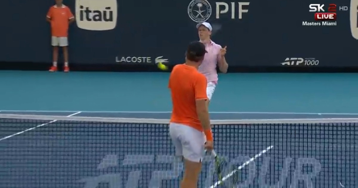 VIDEO Sinner izazvao ogorčenje napucavanjem protivnika