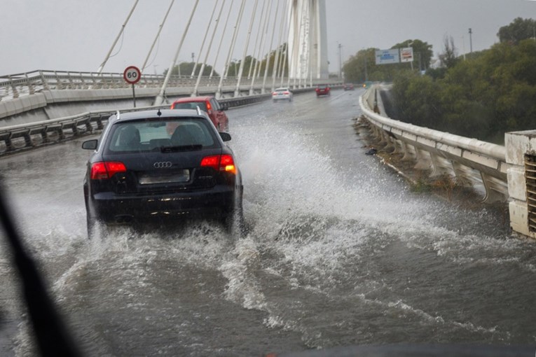 Španjolsku pogodile oluje stoljeća: Potop u Sevilli, tornado u Huelvi
