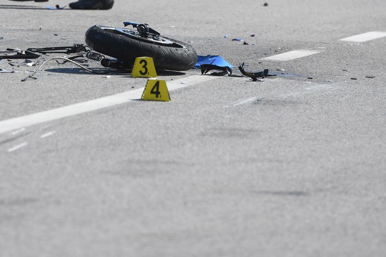 Poginuo motociklist na Korčuli. Dojurio motorom u zavoj pa sletio i zabio se u drvo
