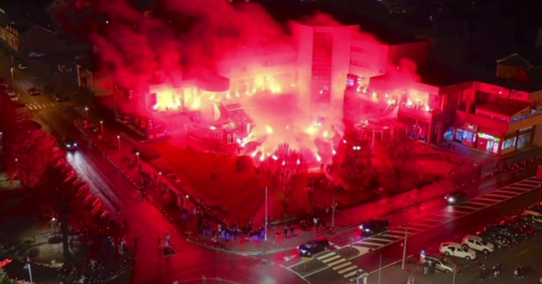 "Svjetlom koje probija tamu za Hrvatsku": Pogledajte bakljadu navijača u Slatini 