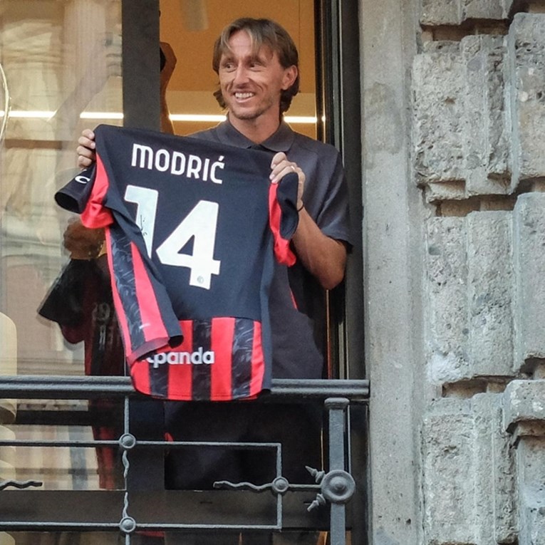 VIDEO Modrić je izašao na balkon s dresom u rukama. Odmah je krenulo skandiranje