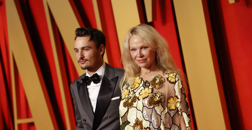 Pamela Anderson sa starijim sinom bila na Oscar afterpartyju, došla bez trunke šminke