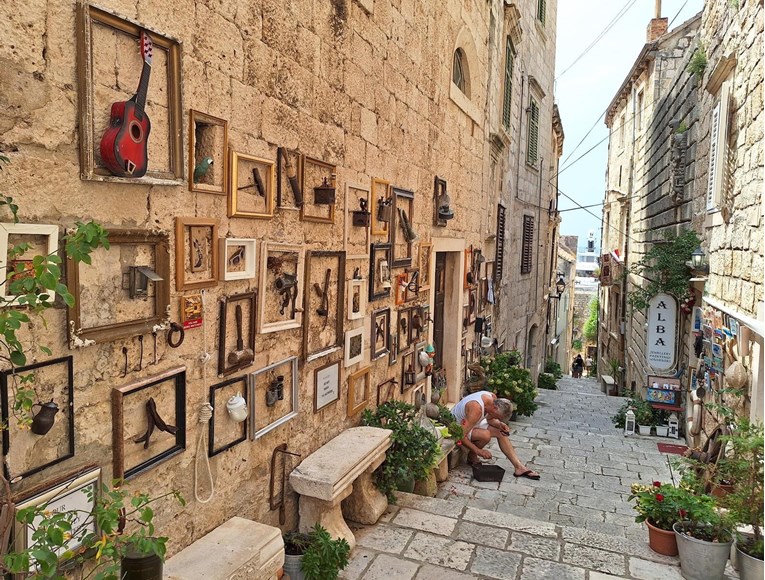 Najljepša ulica Korčule: Tonči na zidu svoje kuće napravio izložbu starih predmeta