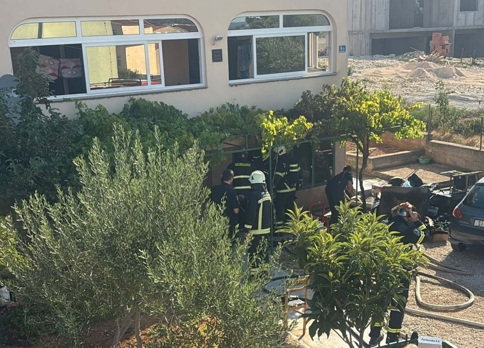 FOTO Požar u obiteljskoj kući kod Šibenika, ozlijeđen muškarac