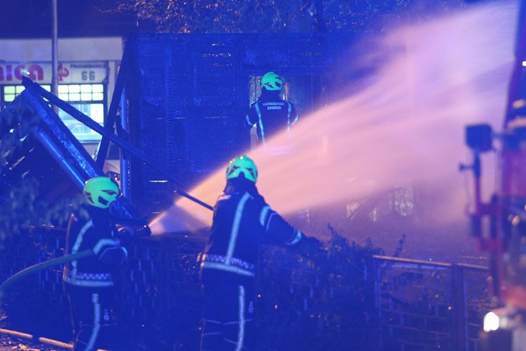 Požar u turističkom kompleksu na Plitvicama, ozlijeđena dvojica vatrogasaca