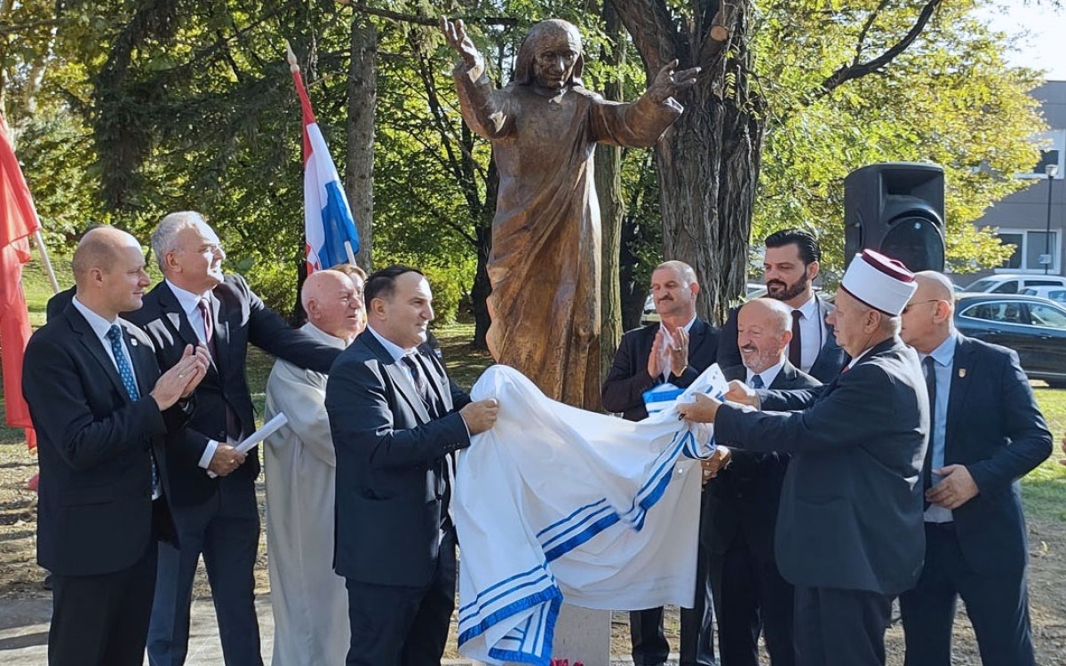 U Osijeku otkriven spomenik Majci Terezi