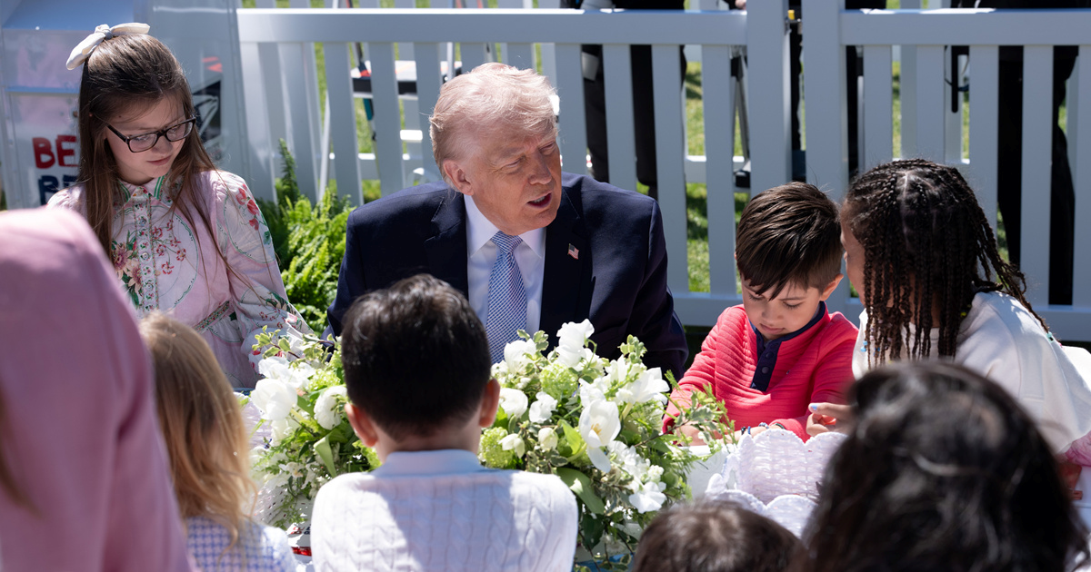 Trump djeci: Biden nije bio sposoban potpisati se pa su ga pratili s velikim storjem