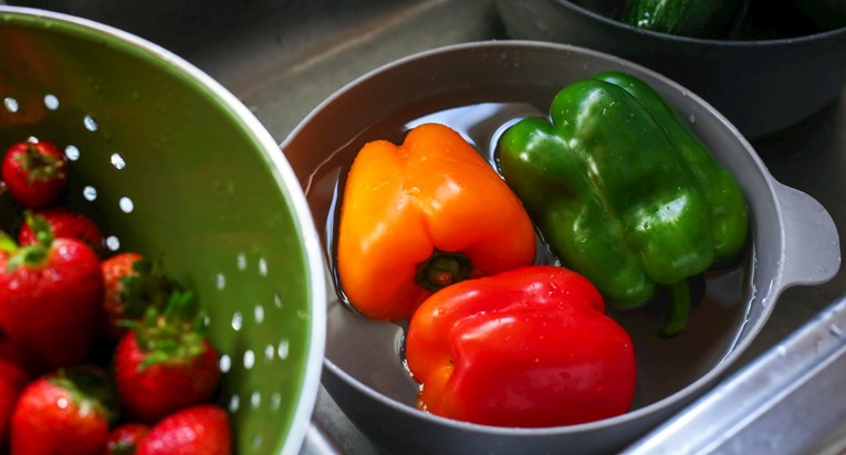 Može li pranje vodom s povrća skinuti pesticide?