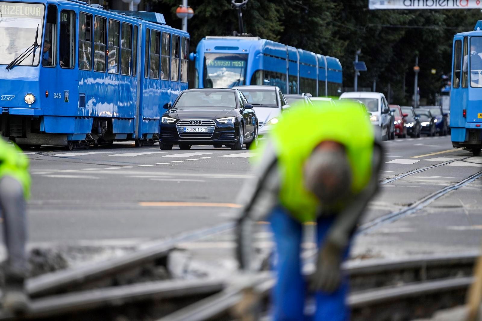 Taksi upao u tračnice na prometnom križanju u Zagrebu, došlo do zastoja tramvaja