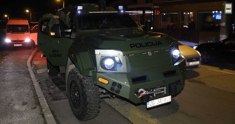 VIDEO U Dubravi rekao da je naoružan pa pobjegao. Stigli specijalci i oklopno vozilo