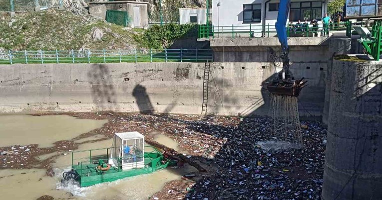 Počelo uklanjanje hrpe smeća iz Neretve koje pluta nakon katastrofe u Jablanici