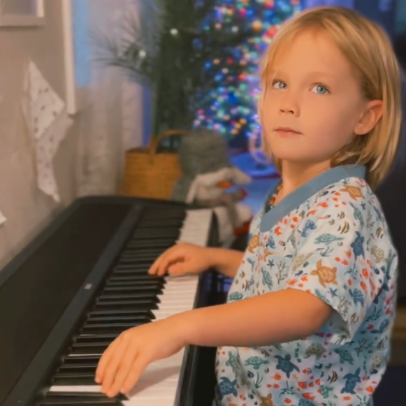 Max ima pet godina, sam je naučio svirati klavir i već sklada pjesme