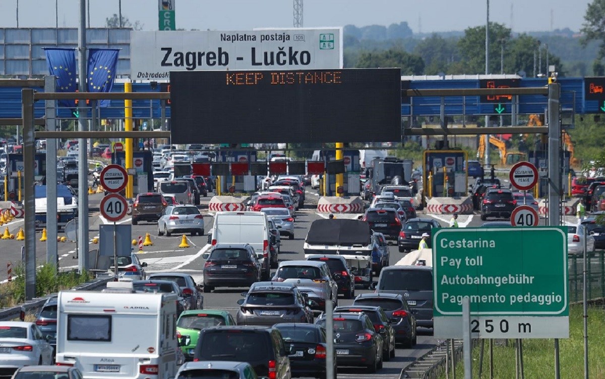Krenuo produženi vikend, velike gužve na cestama prema moru