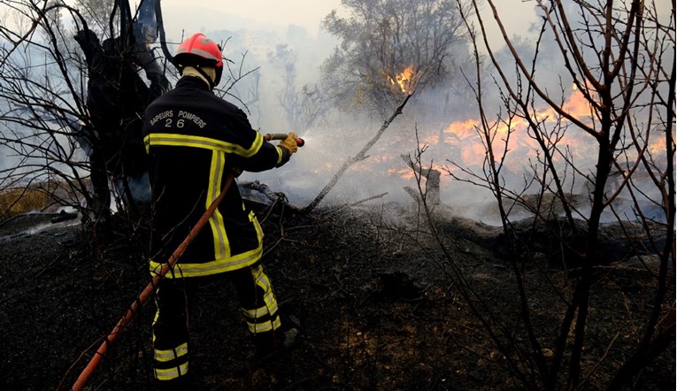 Bivši vatrogasac (33) pritvoren zbog podmetanja požara na jugu Francuske
