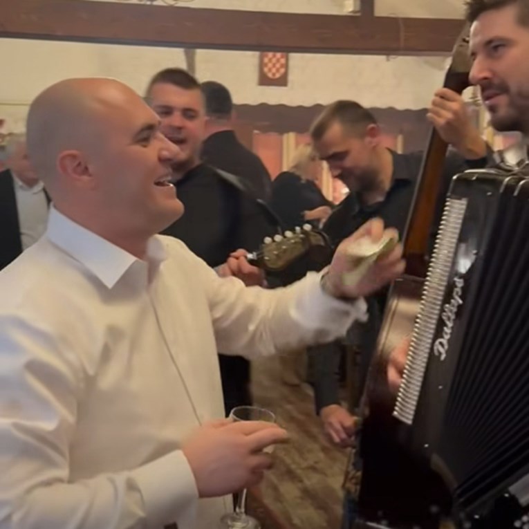 VIDEO Optuženi Dabro eurima kiti harmonikaše, sviraju mu: "Tjeraju me do tamnice"