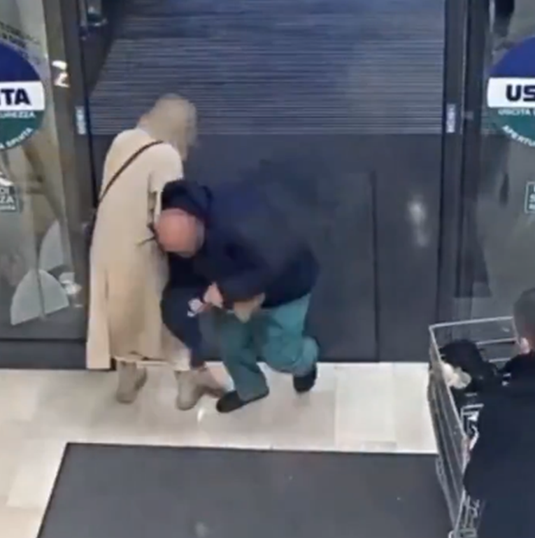 VIDEO Beskućnik zgrabio i pokušao oteti curicu u dućanu u Italiji. Slomio joj nogu